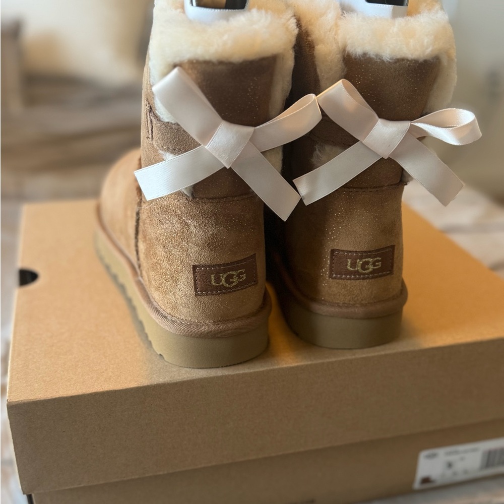 BRAND NEW! UGG Mini Bailey Bow Glimmer Chest Nut